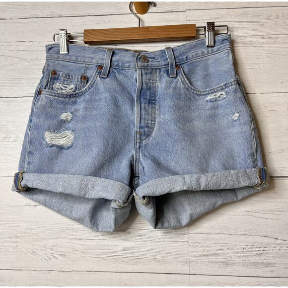 Levis Shorts Womens Size 8-10 Light Wash Button Fly Denim Distressed 100% Cotton - Picture 1 of 16